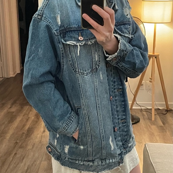 Size medium distressed boyfriend denim jacket - Picture 8 of 8